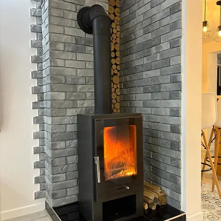 Klimatyczny Z Kominkiem