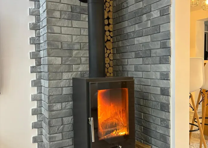 Klimatyczny Z Kominkiem